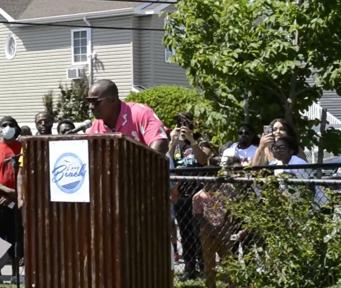 Rahson ‘Dris’ Butler speaking at the KMD–MF DOOM Way dedication in Long Beach